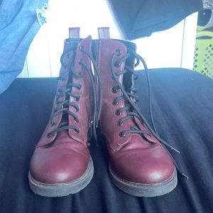 Womens 7 cute burgundy boots!!!